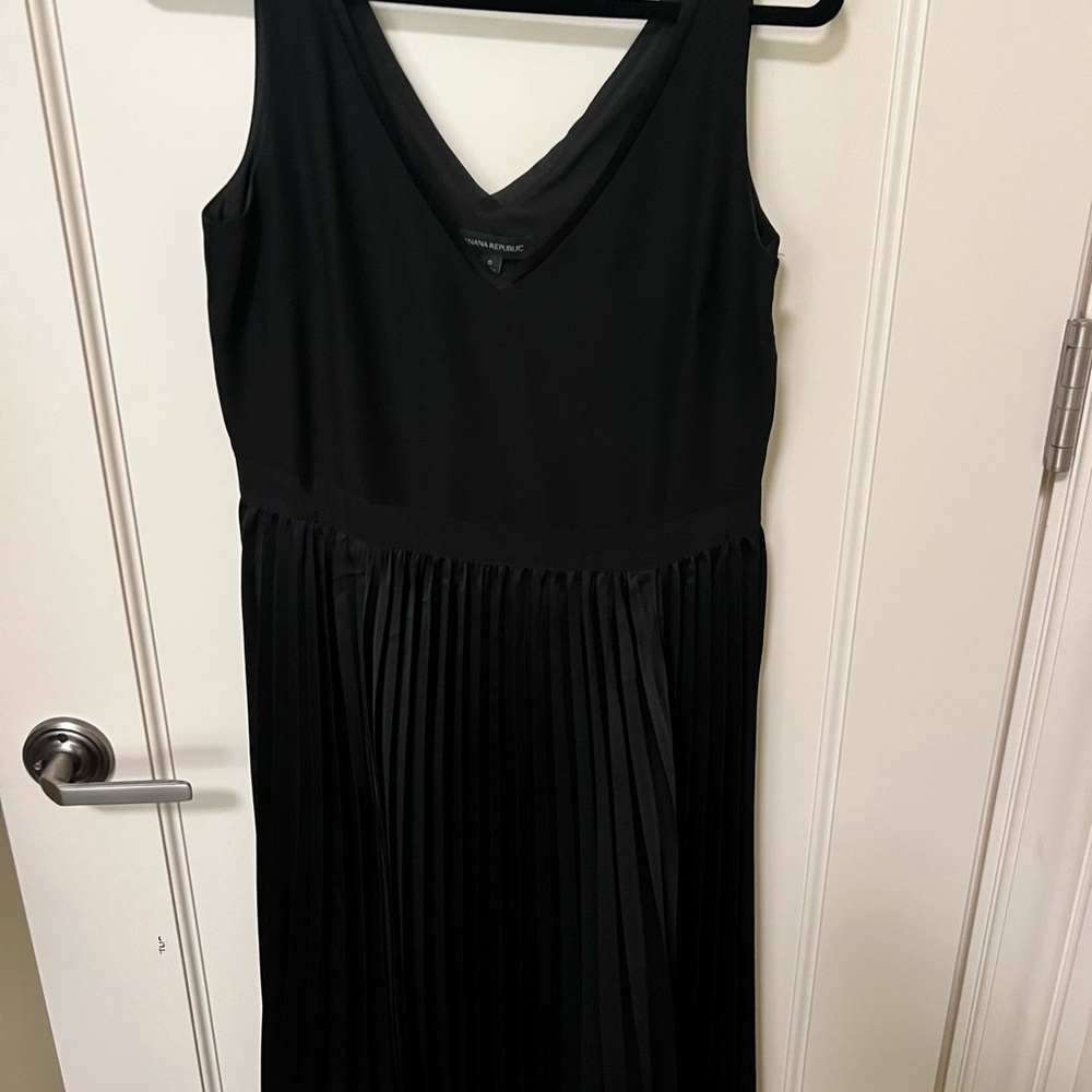 🆕 Banana Republic Black Pleated Midi Dress
